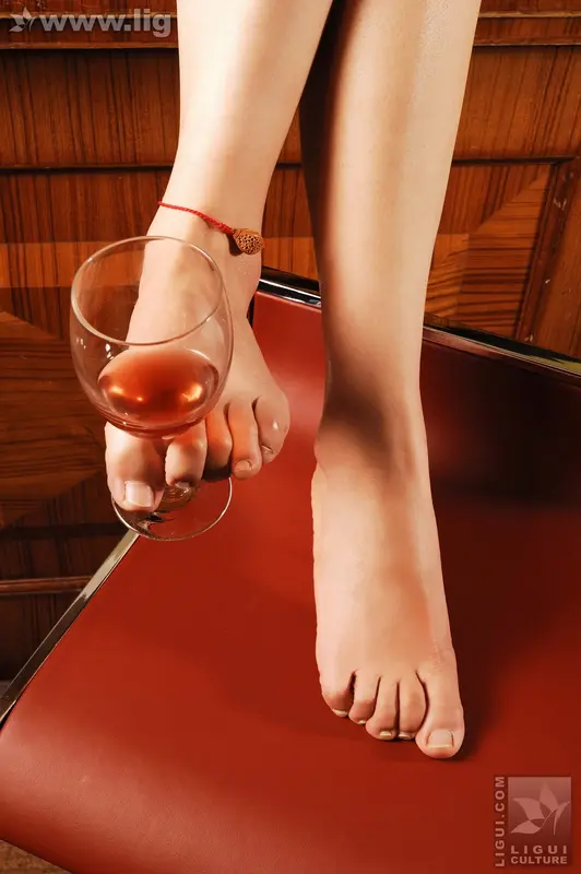 2009.04.20 卖酒小姐吧台向客人献媚 Model 卡露露 - Ligui丽柜